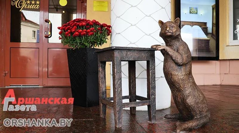В Орше у гостиницы установили бронзового «Кота-швейцара»